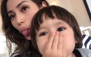 Lucu Saat Joget di Pantai, Putra Jessica Iskandar Jadi Anak Artis Terfavorit