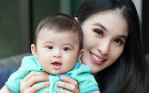 Masuki Usia 6 Bulan, Lucunya Putra Sandra Dewi Bergaya Bak Seorang Bos