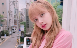 Pamer Foto Peluk dan Gendong, Lebih Imut Lisa Atau Kucingnya?