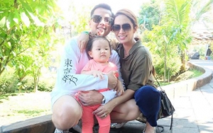 Ditemani Andhika Pratama, Ussy Sulistiawaty Jenguk Istri Mantan Suami yang Baru Melahirkan