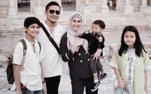 Liburan di Turki Usai, Arie Untung Boyong Keluarga Kembali ke Indonesia