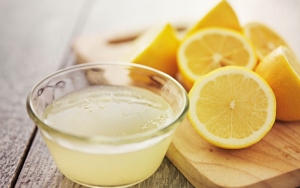 Menghilangkan Sel Kulit Mati dengan Air Lemon