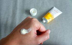 Menghilangkan Bintik di Wajah dengan Krim Ruam Popok