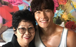 Meriah Bareng Teman-Teman, Kim Jong Kook Rayakan Ultah Sang Ibu di LA