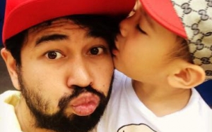 Raffi Ahmad Manyun Peluk Bude Sumiyati, Warganet Salah Fokus Tulisan Caption