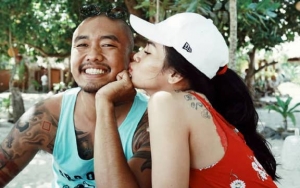 Uus 'Dinyinyiri' Coba Tutupi Belahan Dada Istri, Fans Beri Dukungan
