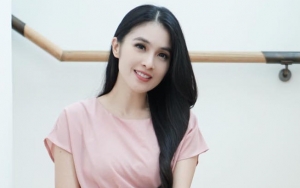 Bergaya Heboh Dalam Pemotretan, Sandra Dewi Dipuji Bak Remaja 17 Tahun