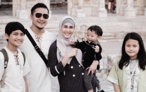 Tak Hanya Jalan-Jalan, Keluarga Arie Untung Sempat Foto Bak Bangsawan Turki