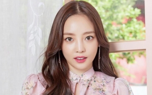 Sapa Penggemar, Goo Hara Tak Malu Pamerkan Dahi Lebar di Foto Ini