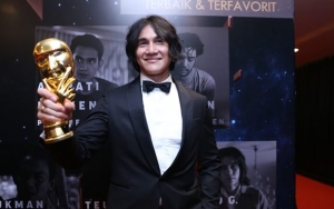 Vino Bastian Persembahkan Piala IMAA 2018 untuk Almarhum Chrisye