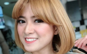 Chika Jessica Tenteng Kantong Plastik Saat Foto OOTD, Netter Malah Tak Sadar