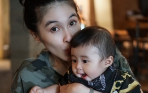 Raphael Moeis Intip Sandra Dewi Saat Make Up, Pipi 'Tumpah' Buat Netter Gemas