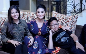 Aurel-Azriel Miliki Kado Puluhan Juta, Krisdayanti Goyang Pantat Bikin Kasihan