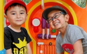 Kompak Mirip Saudara Kembar, Wajah Ganteng Putra Daus Mini Bikin Fans Gemas