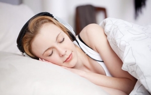4. Mendengarkan Podcast atau Audiobook