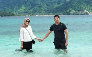 Tommy Kurniawan Dipeluk Mesra Istri, Netter Gagal Fokus dengan Latar Pemandangan