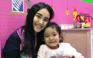 Bilqis Tiru Mamah Dedeh, Ayu Ting Ting Girang Akun IG Tembus 25 Juta Followers