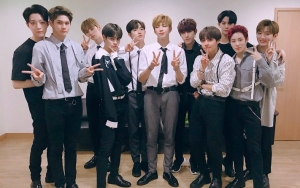 Sapa Fans Lewat V App, Wanna One Siaran Sambil Tiduran dari Hotel di Taipei