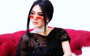 Syahrini Blokir Akun Penjual Tas Mewah, Ketahuan Pakai Barang Palsu?