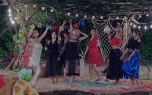 Terdampar, Twice Asyik Pesta Pinggir Pantai di MV 'Dance The Night Away'