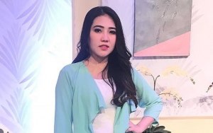 Beredar Foto Mirip Via Vallen Diduga Sedang Merokok, Inikah Sosok Suami dan Anaknya?