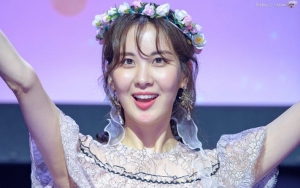 Pamer Hadiah dari Sponsor, Seohyun Pose Imut