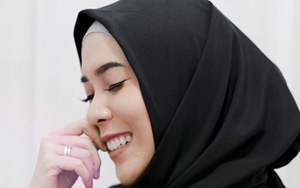  Hijab Runcing Hingga Ciput Anti Tembem, Begini Kocaknya Fitri Tropica Belajar Berhijab