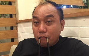 Nonton Bola Sambil Jongkok, Azis Gagap Undang Tawa Netter