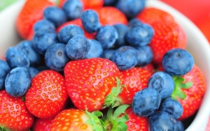2. Strawberry dan Blueberries