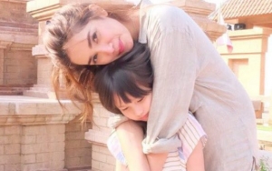 Foto Bareng Ussy Sulistiawaty, Kaki Artis Cantik Ini Bikin Netter Bertanya-Tanya