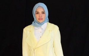 Nikita Mirzani Tunjukkan Gaya Busananya, Netter Salah Fokus Bagian Kaki yang Tampak