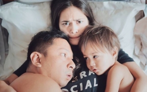 Foto Keluarga, Ekspresi Wajah Putra Ringgo Agus Rahman Curi Perhatian