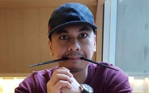Naik Stroller dengan Gaya Kocak, Raditya Dika Beri Kode Kehamilan Sang Istri?