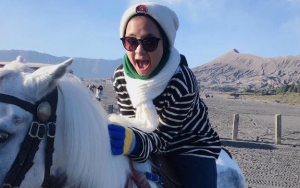 Pamer Foto di Gunung Bromo, Postur Tubuh Nissa Sabyan Bikin Netter Gemas