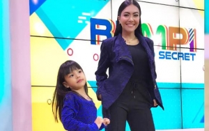 Lama Bungkam, Tangis Denada Pecah Kabarkan Putrinya Terkena Leukimia