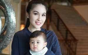 Rambutnya Dicukur, Ekspresi Takut Bayi Ganteng Sandra Dewi Justru Bikin Gemas