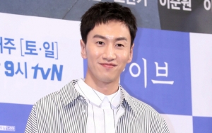 Ulang Tahun, Bahagianya Lee Kwang Soo Buka Satu Per Satu Kado dari Fans