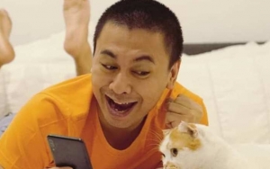 Tiru Gaya Chef Salt Bae, Ekspresi Wajah Raditya Dika Bikin Ngakak