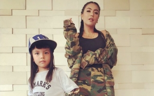 Shakira Tanya Soal Arab, Denada Janji Bawa Putrinya Melihat Ka'bah Jika Sembuh dari Leukimia