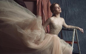 Nia Ramadhani 'Melayang' di Foto Keluarga, Diejek Seram Hingga Pose Tak Sopan