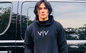 Vino Bastian Ajak Netter Nonton 'Wiro Sableng' Pakai Kostum Asli Wiro