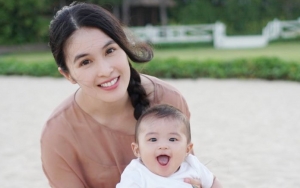 Nangis Tak Mau Cukur Rambut, Ekspresi Putra Sandra Dewi 'Melotot' ke Kapster Salon Bikin Fans Geli