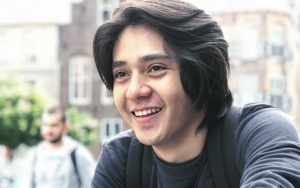 Arbani Yasiz Pose Mikir di 'Tukang Ojek Pengkolan', Netter Seret Nama Adinda Azani