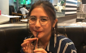 Sahabat Lulus Sidang Skripsi, Prilly Latuconsina Kirim Karangan Bunga