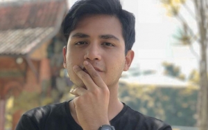 Rizky Alatas Minder Foto Bareng Bunga Matahari, Penggemar Lakukan Hal Ini