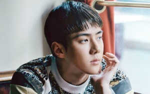 Pamer Pose Tempel Pipi dengan Model Cantik, Sehun Bikin Fans Cemburu