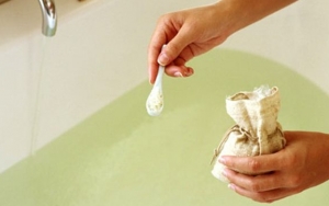 Berendam Air Hangat dengan Garam Epsom