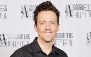 Mengejutkan, Ternyata Jason Mraz Pernah Selingkuhi Istrinya Demi Lelaki Lain