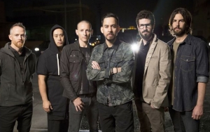 Kenang Setahun Kepergian Mendiang Chester Bennington, Linkin Park Beri Tribut Berikut