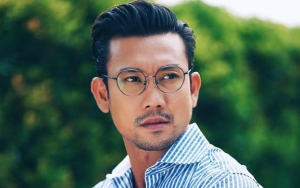 Peluk Seorang Wanita dan Pamer Cincin, Denny Sumargo Akan Segera Menikah?